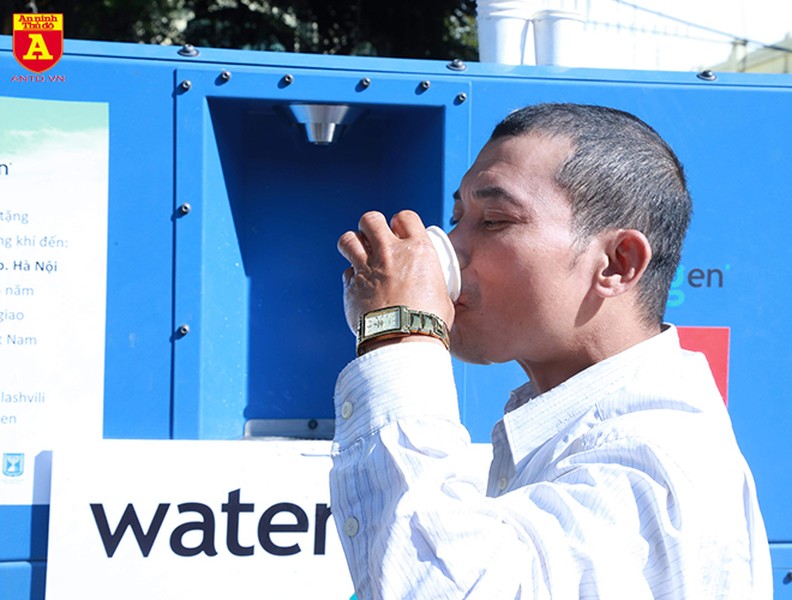 Cận cảnh máy làm nước sạch từ không khí ở Hà Nội